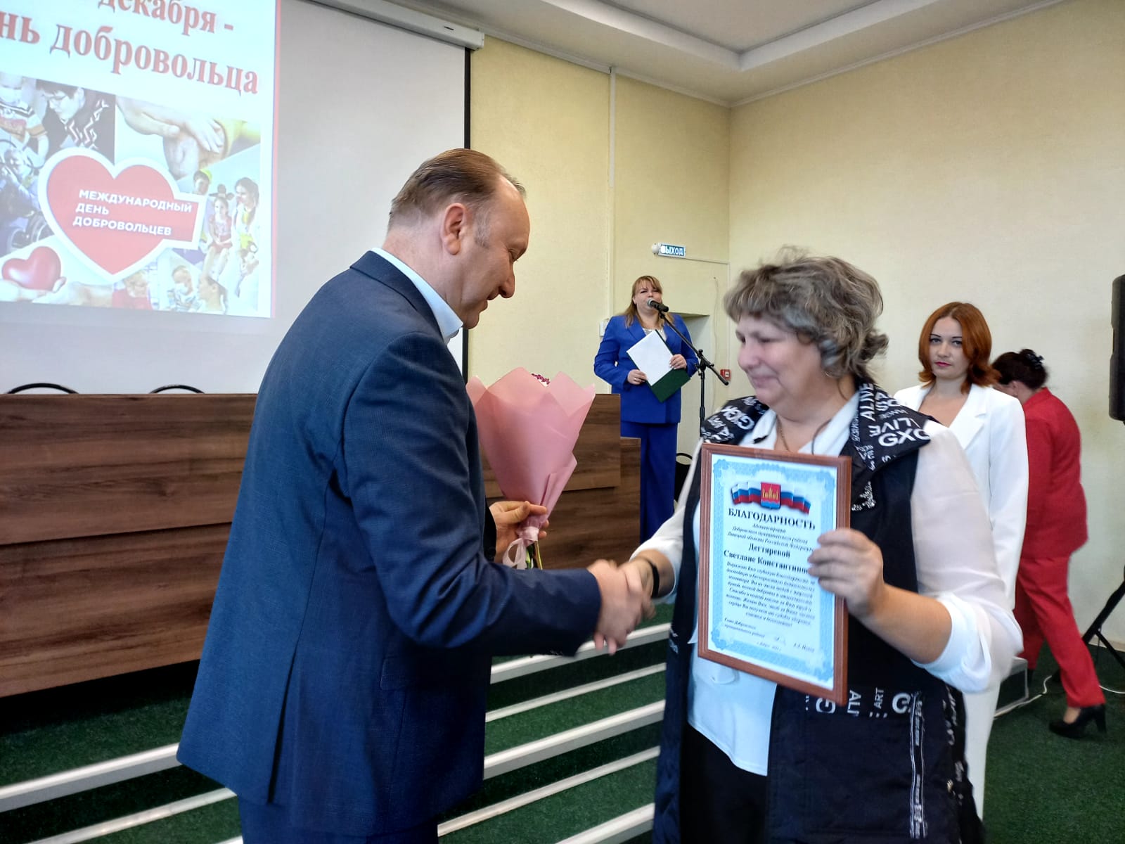 Сегодня в администрации Добровского муниципального района чествовали активистов сбора гуманитарной помощи для участников СВО