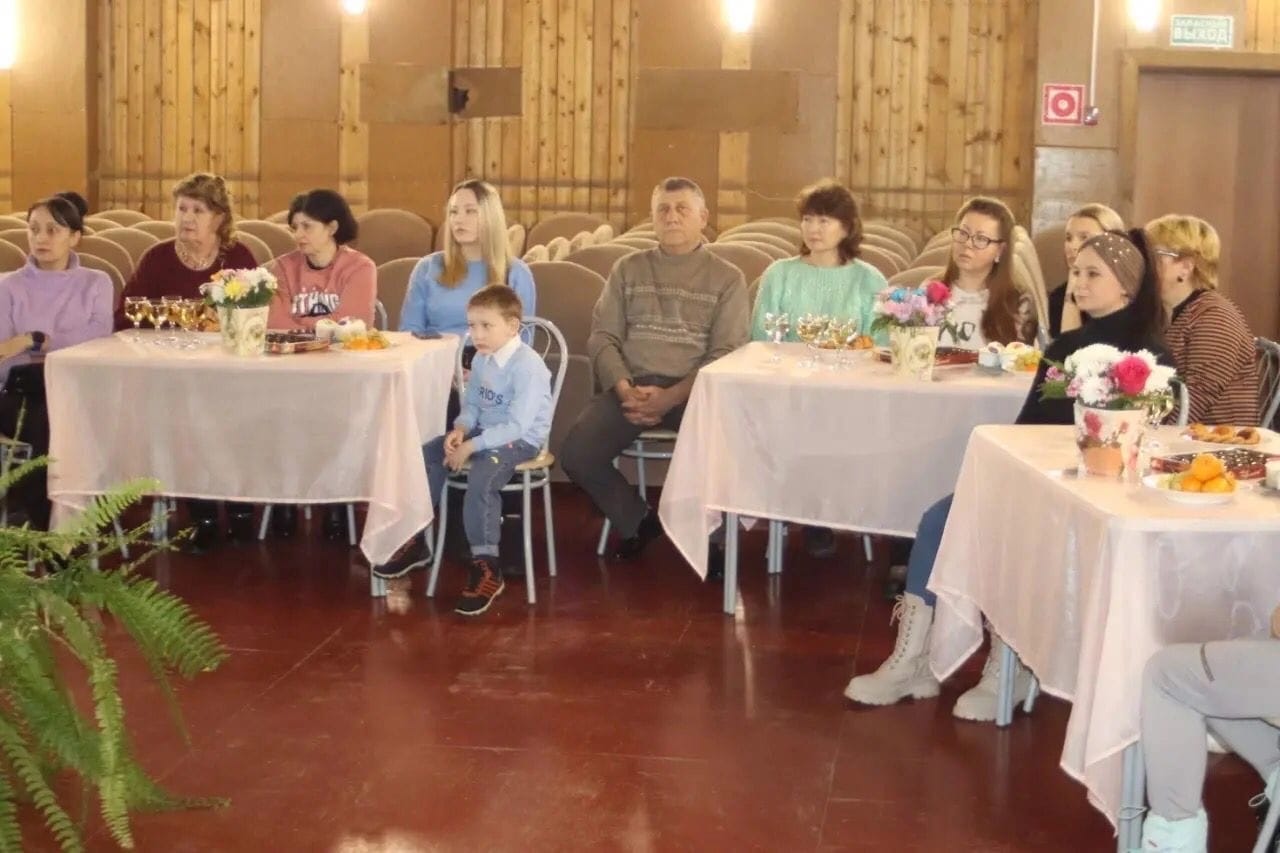 В клубе "ZOV сердца" состоялась встреча с родителями, жёнами, сёстрами мобилизованных данковчан