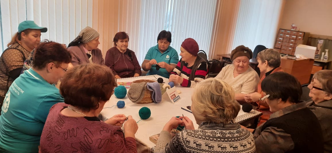 Активистки Грязинского женсовета вяжут теплые вещи для участников СВО