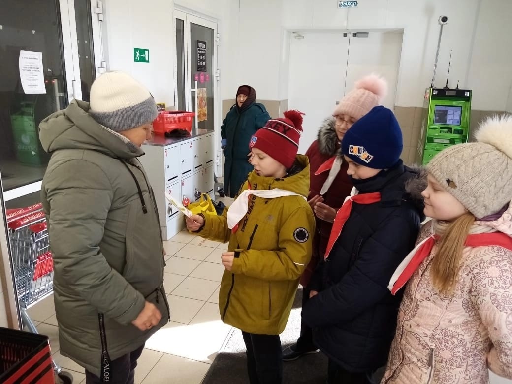 В г. Усмань активисты организовали и присоединились к общероссийской акции «Ленточка Ленинградской Победы»
