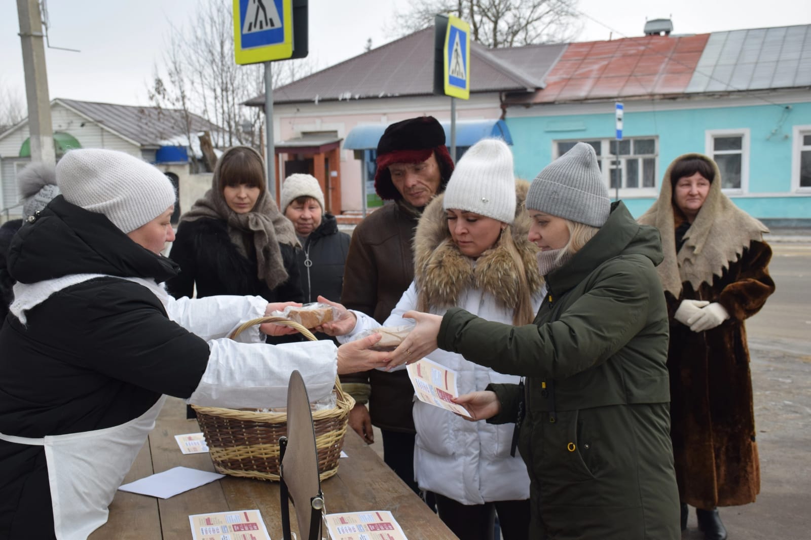 27 января у входа в городской парк Усмани проходила акция «Блокадный хлеб»