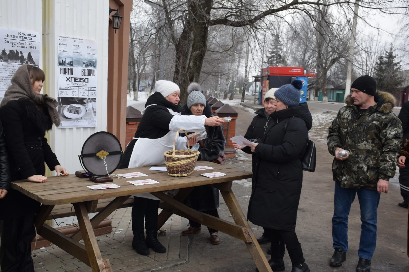 27 января у входа в городской парк Усмани проходила акция «Блокадный хлеб»