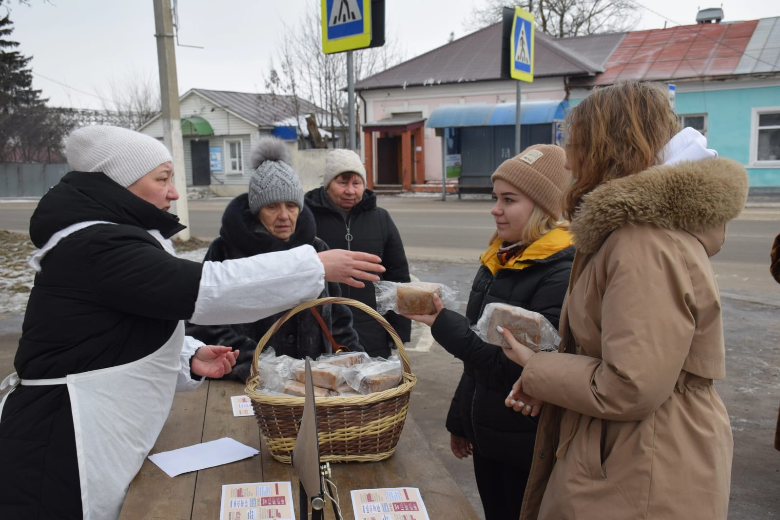 27 января у входа в городской парк Усмани проходила акция «Блокадный хлеб»