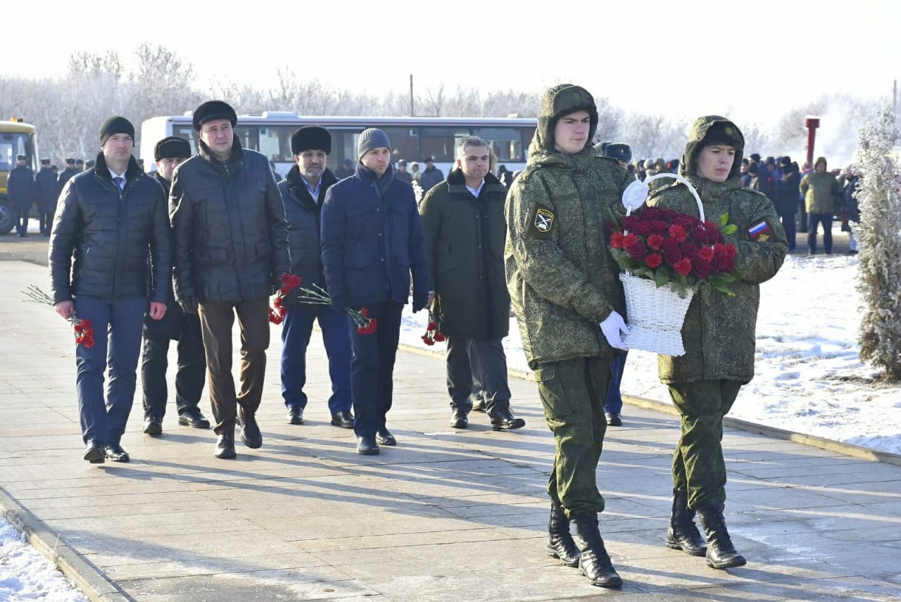 Каждый год 7 февраля к памятной стелле деревни Казельки приезжают люди почтить подвиг Героя России Суламбека Осканова
