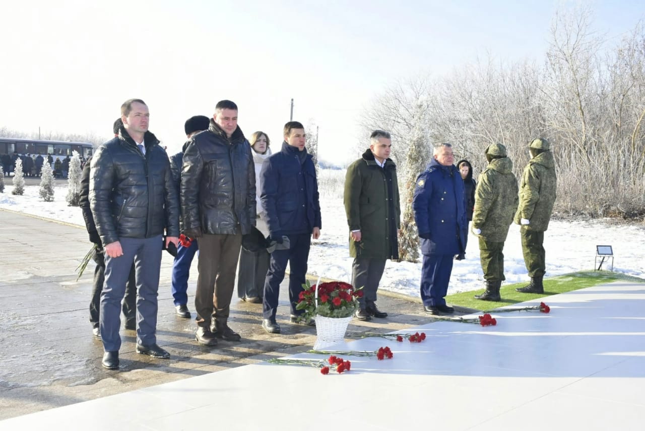Каждый год 7 февраля к памятной стелле деревни Казельки приезжают люди почтить подвиг Героя России Суламбека Осканова