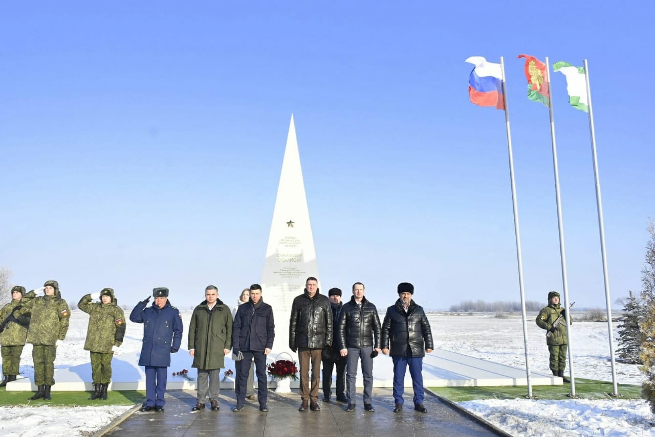 Каждый год 7 февраля к памятной стелле деревни Казельки приезжают люди почтить подвиг Героя России Суламбека Осканова