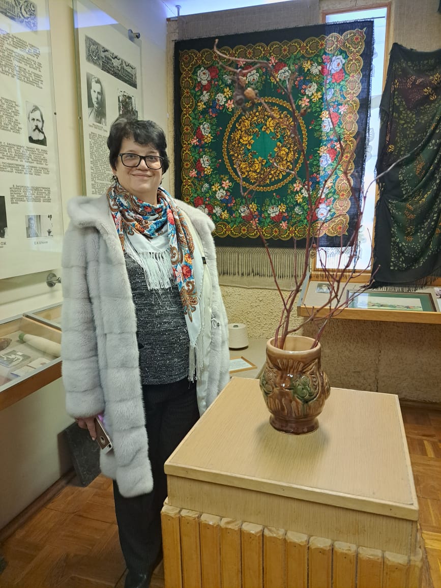 В платке цветном - вся русская душа