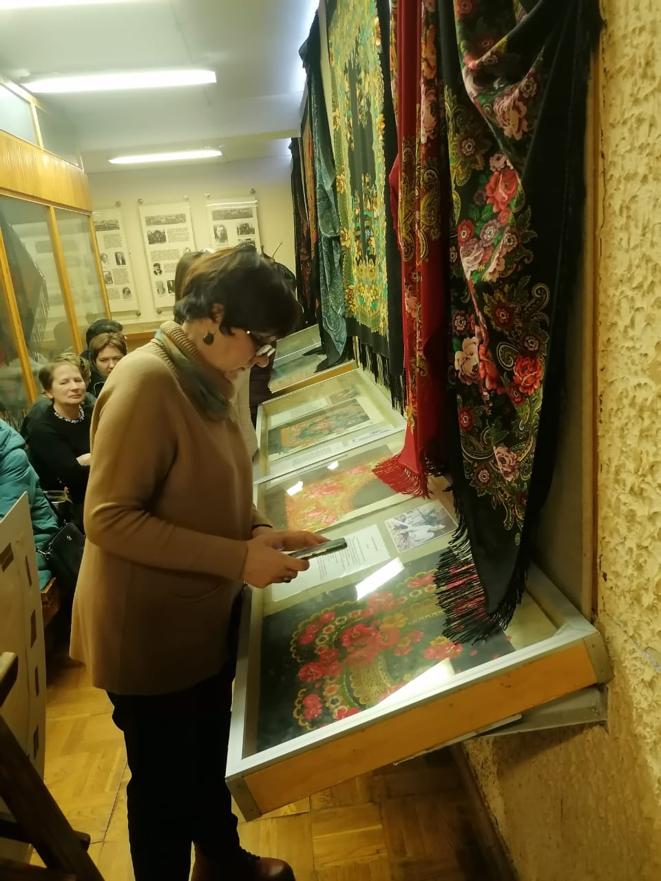 В платке цветном - вся русская душа