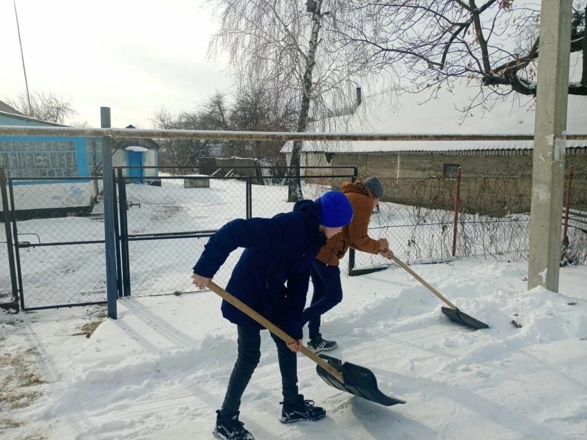 Вктивисты Октябрьского женсовета Усманского района организовали помощь пожилым людям в расчистке снега