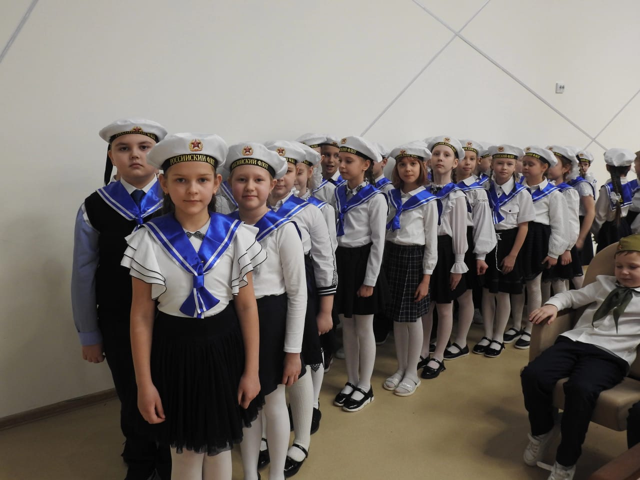 В МБОУ СОШ №4 города Усмани был организован конкурс военно - патриотической песни