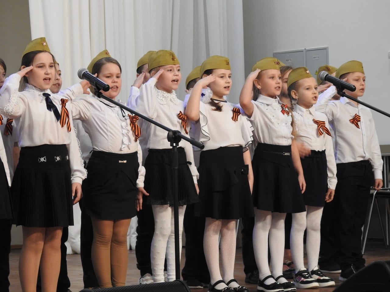 В МБОУ СОШ №4 города Усмани был организован конкурс военно - патриотической песни