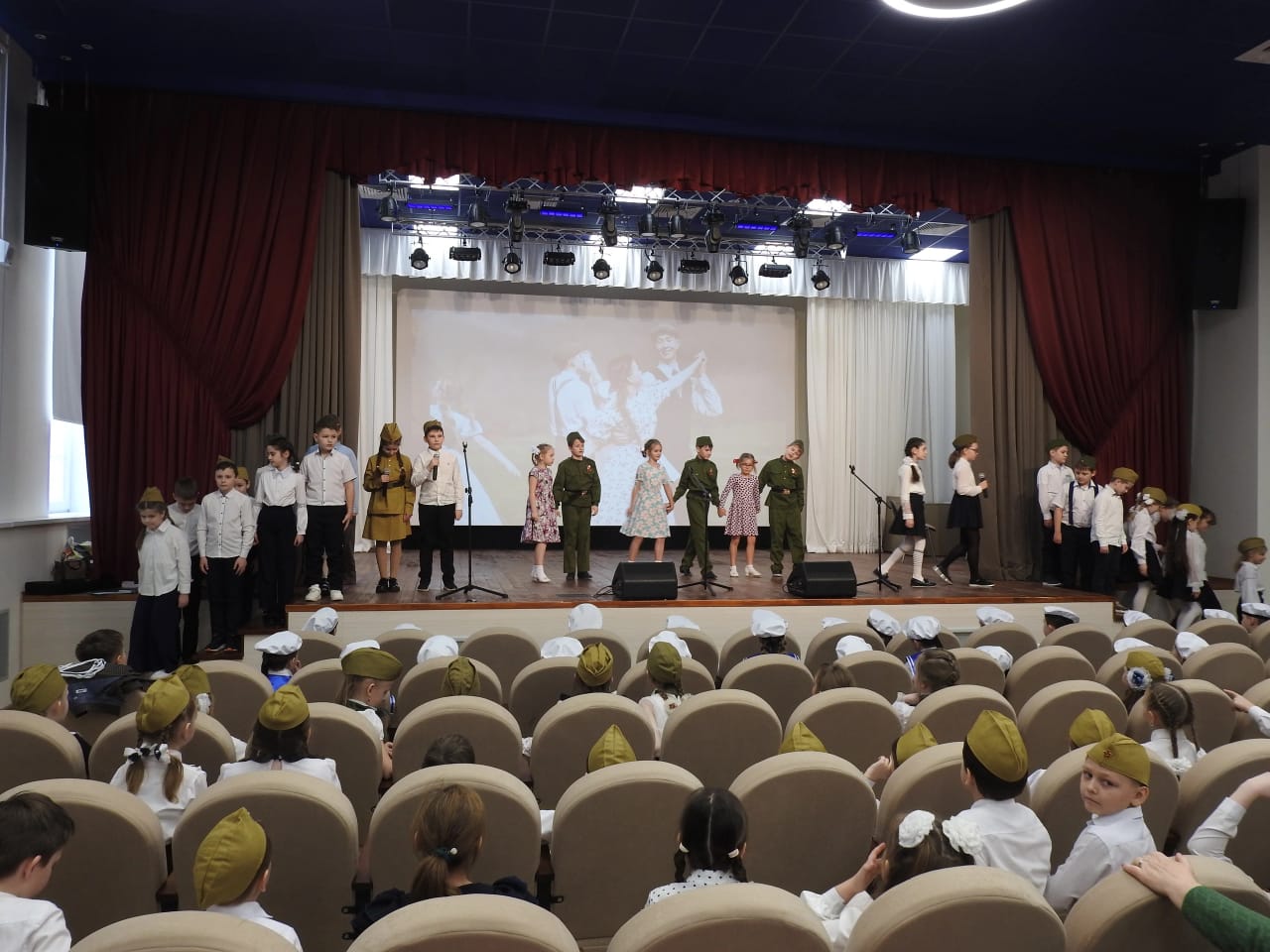 В МБОУ СОШ №4 города Усмани был организован конкурс военно - патриотической песни