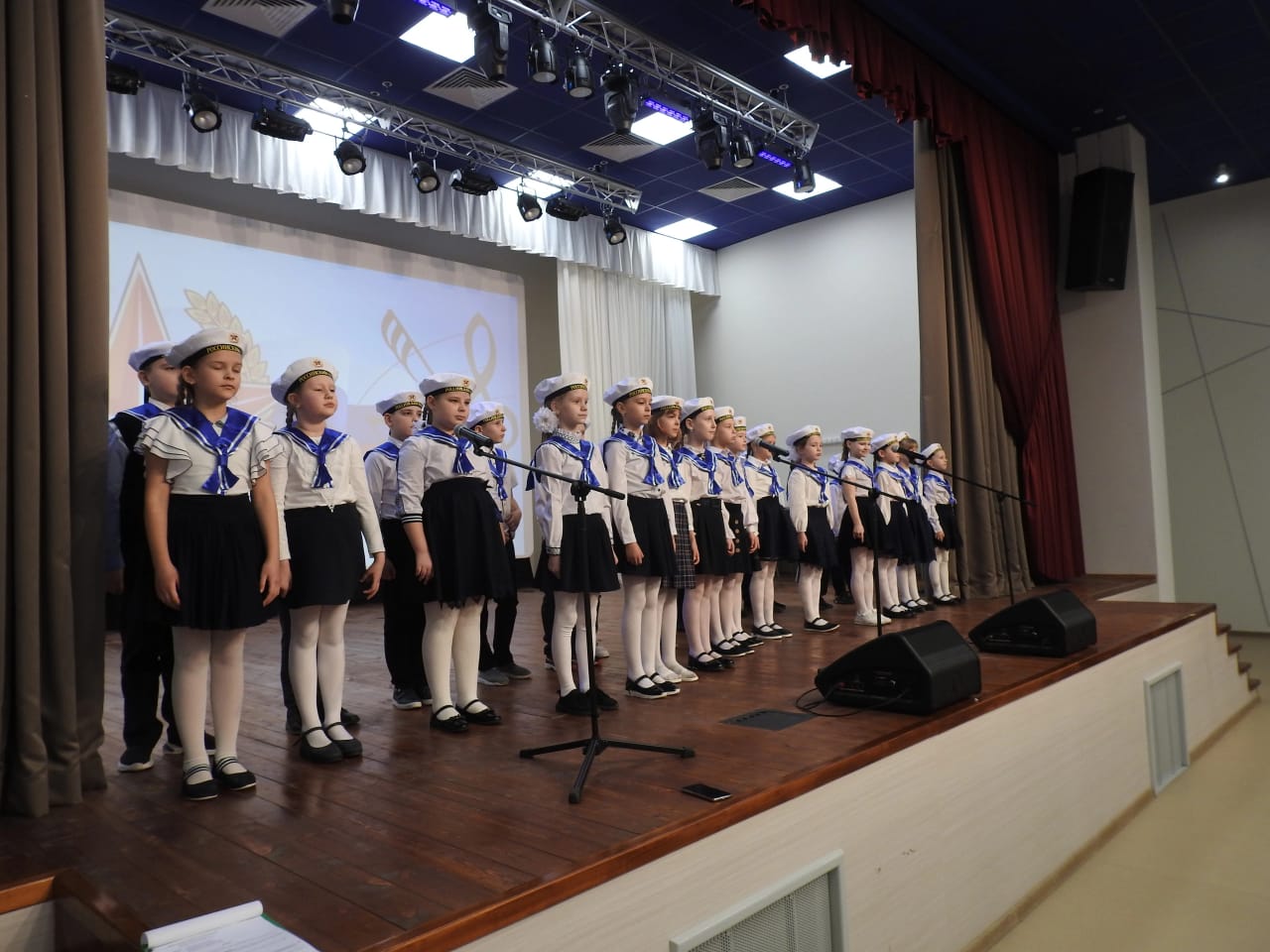 В МБОУ СОШ №4 города Усмани был организован конкурс военно - патриотической песни