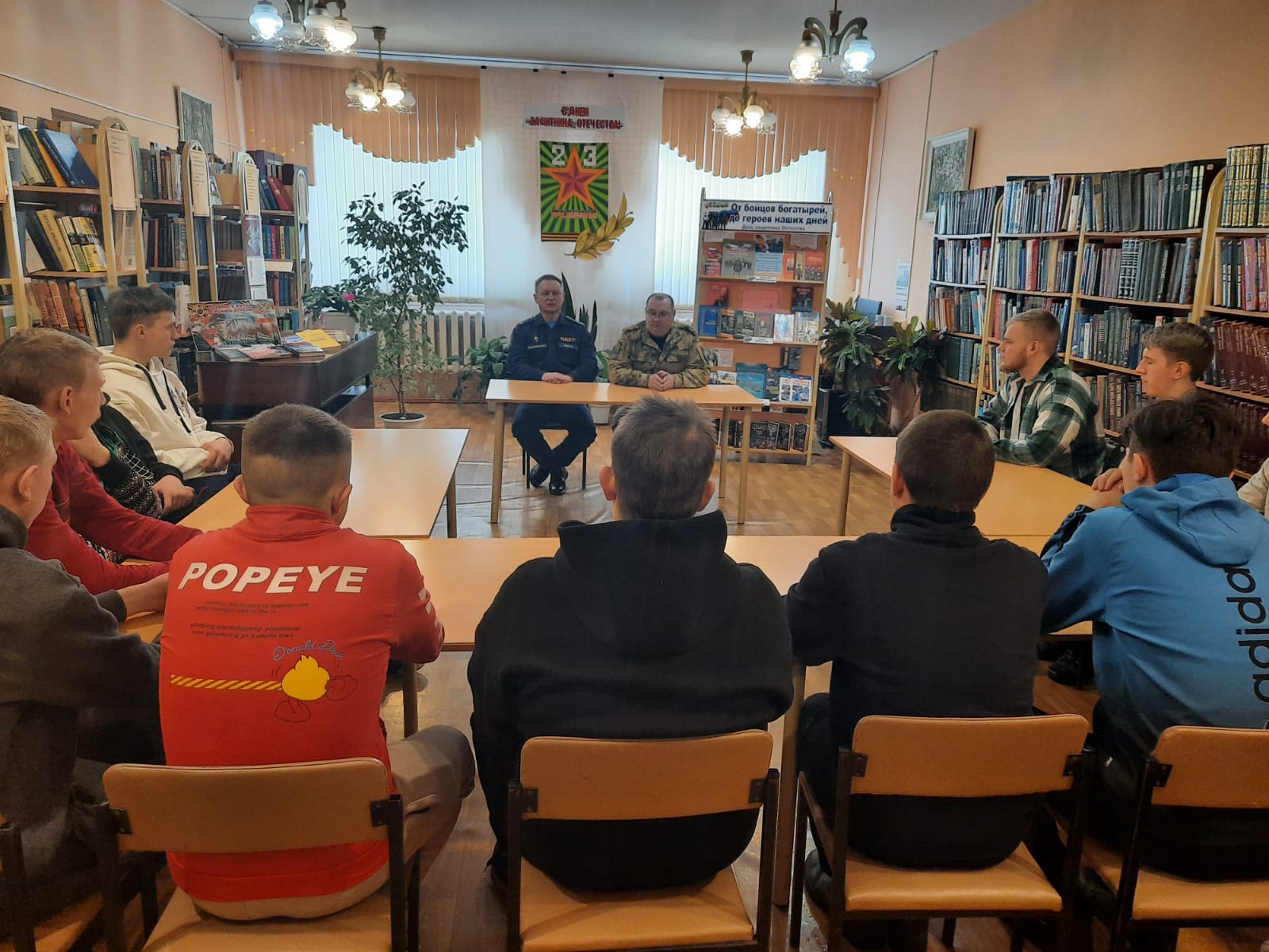  В преддверии праздника в Тербунской межпоселенческой библиотеке прошел урок патриотизма «Главное в жизни -  служить Отчизне»