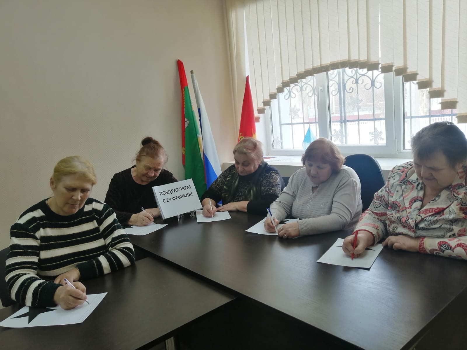 В преддверии праздника Дня защитника Отечества актив женсовета Добринского района написал письма и поздравления нашим доблестным бойцам