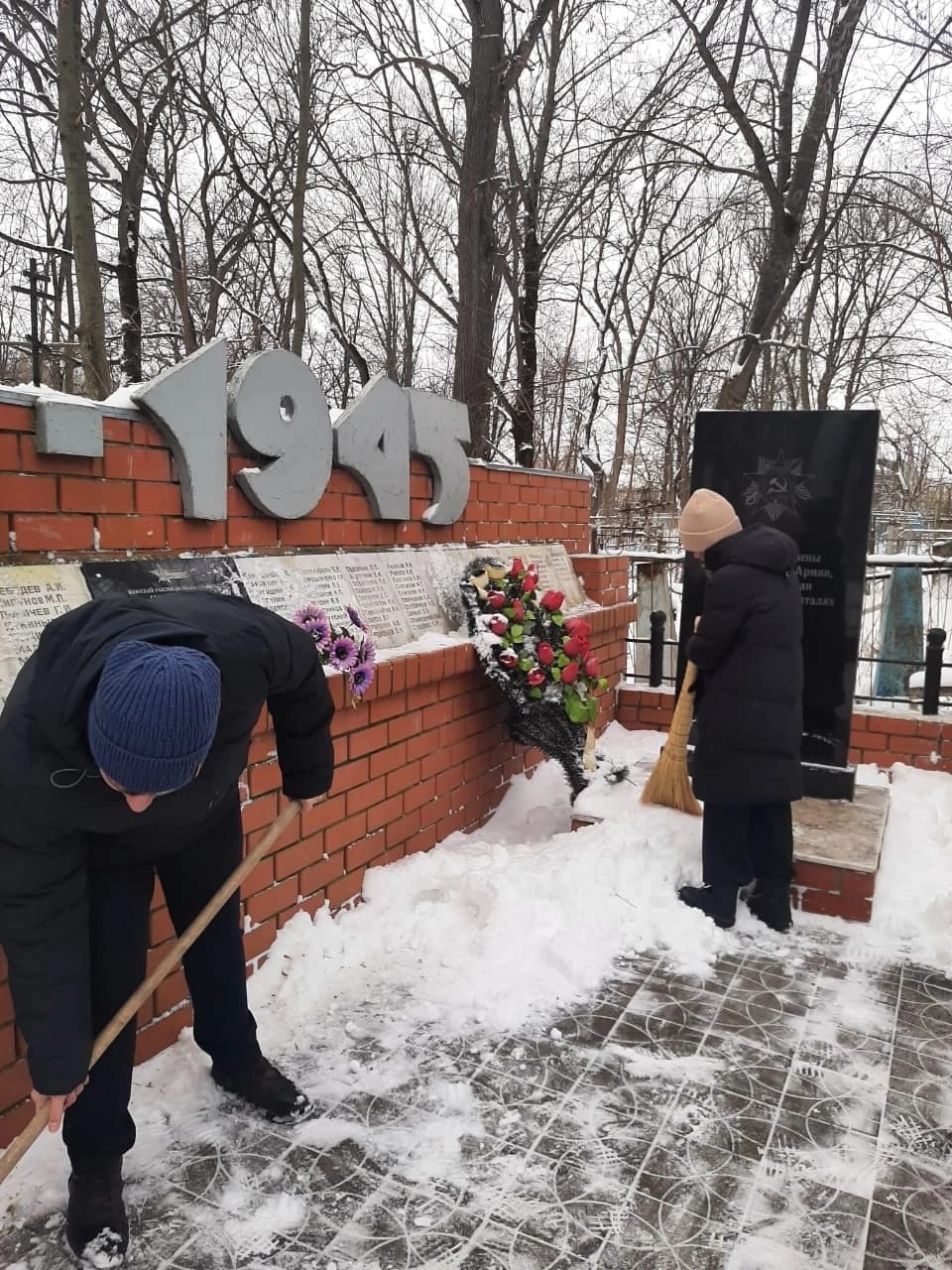 Волонтеры г. Усмани расчистили от снега братскую могилу