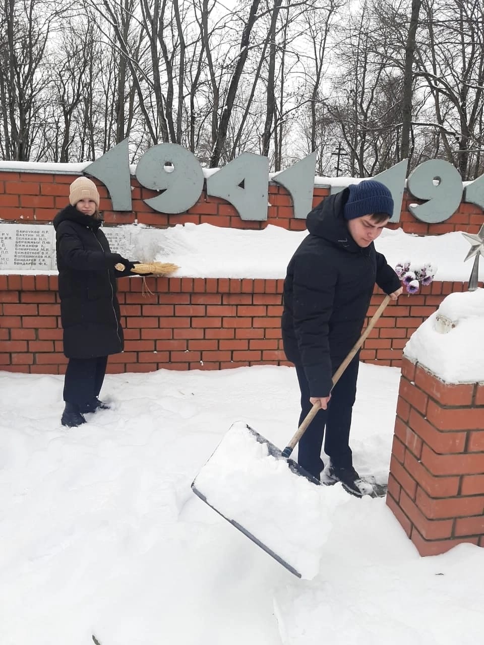 Волонтеры г. Усмани расчистили от снега братскую могилу