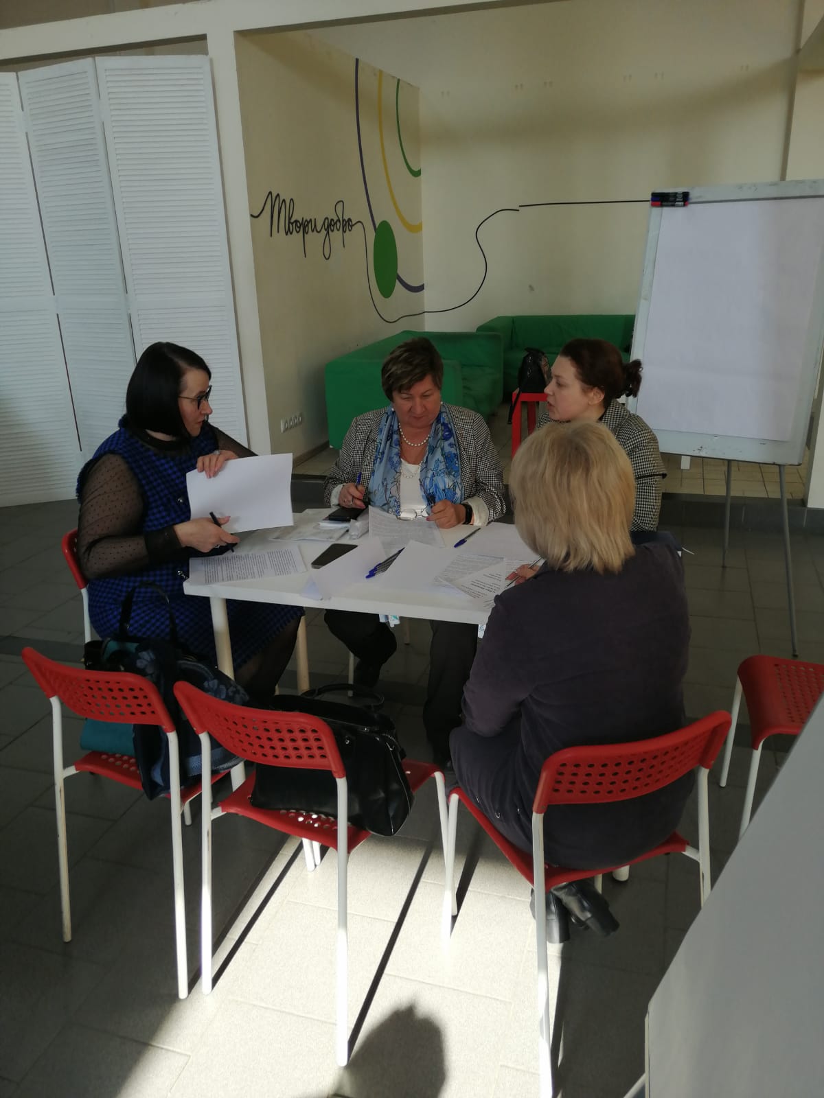 Обсуждение Национальной стратегии действий в интересах женщин на 2023-2030 гг. прошло в Управлении молодежной политики Липецкой области