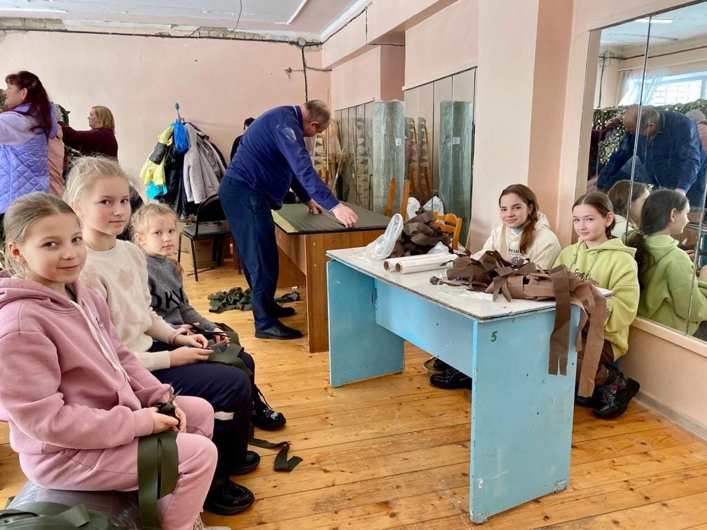 Активистки Елецкого районного отделения Союза женщин участвуют в изготовлении маскировочных сетей