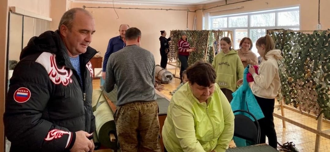 Активистки Елецкого районного отделения Союза женщин участвуют в изготовлении маскировочных сетей