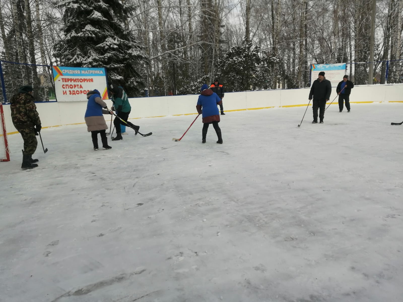 Оригинально прошло закрытие ледового сезона на хоккейной площадке в селе Средняя Матренка Добринского района