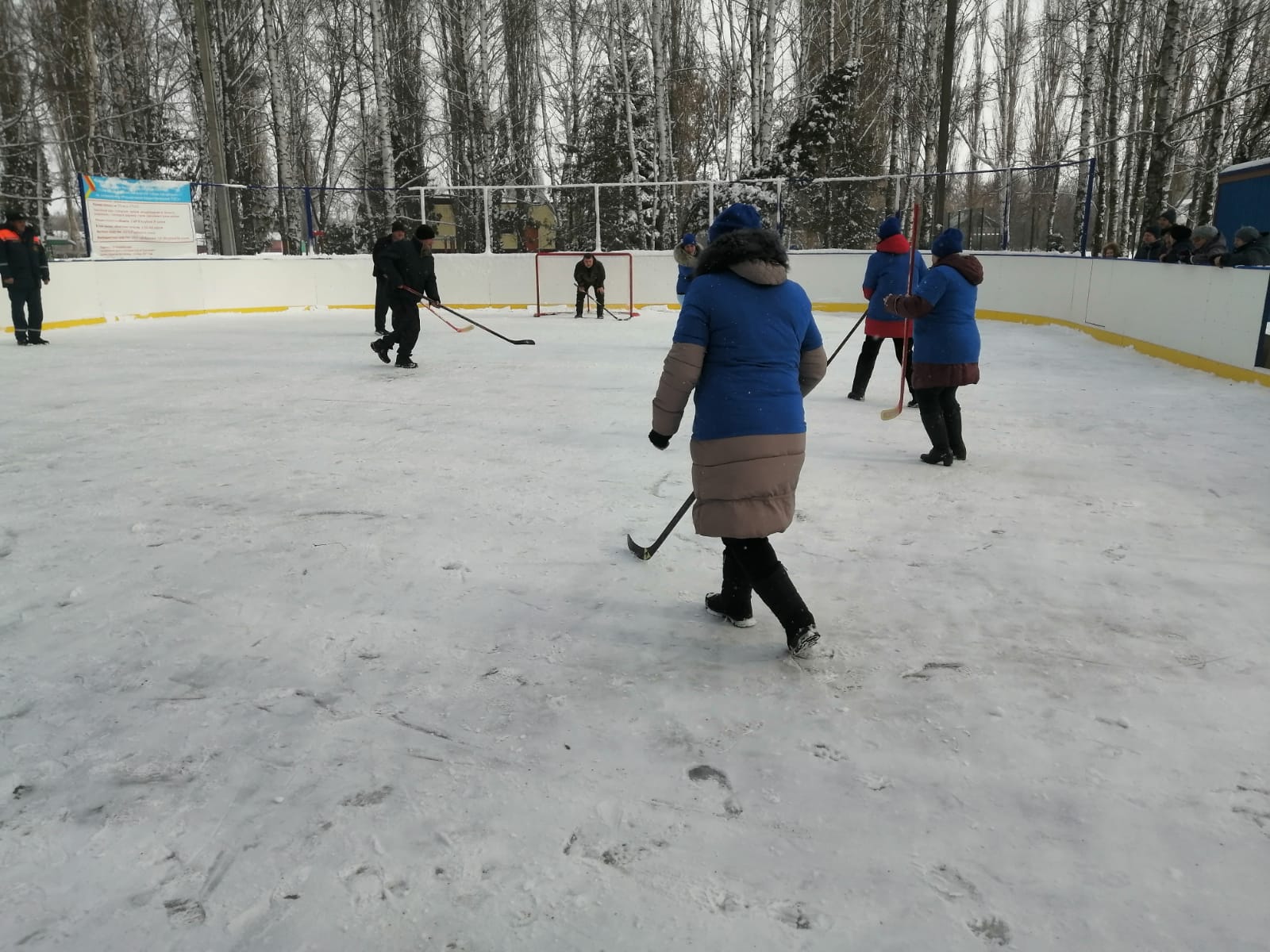Оригинально прошло закрытие ледового сезона на хоккейной площадке в селе Средняя Матренка Добринского района