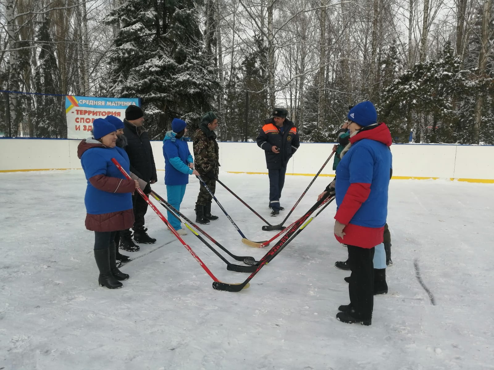 Оригинально прошло закрытие ледового сезона на хоккейной площадке в селе Средняя Матренка Добринского района