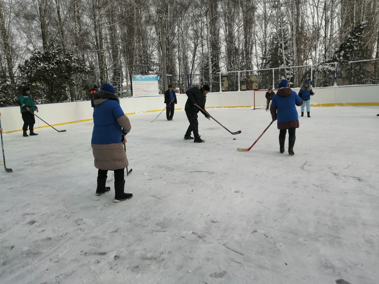 Оригинально прошло закрытие ледового сезона на хоккейной площадке в селе Средняя Матренка Добринского района