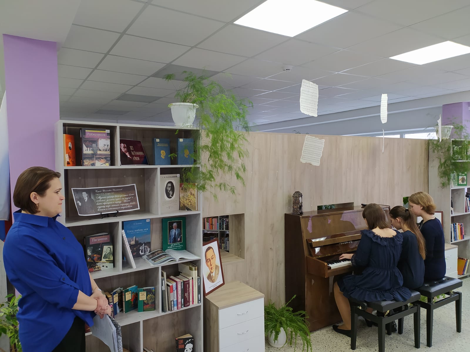 Членом женсовета Усманского района была проведена литературно-музыкальная встреча "В каждом звуке Родина"