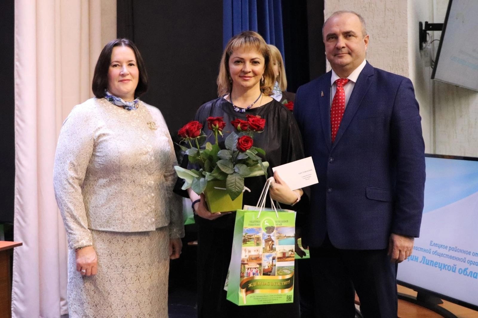 На 25 сессии Совета депутатов Елецкого района VII созыва присутствовала председатель Союза женщин Липецкой области Вера Ивановна Урываева