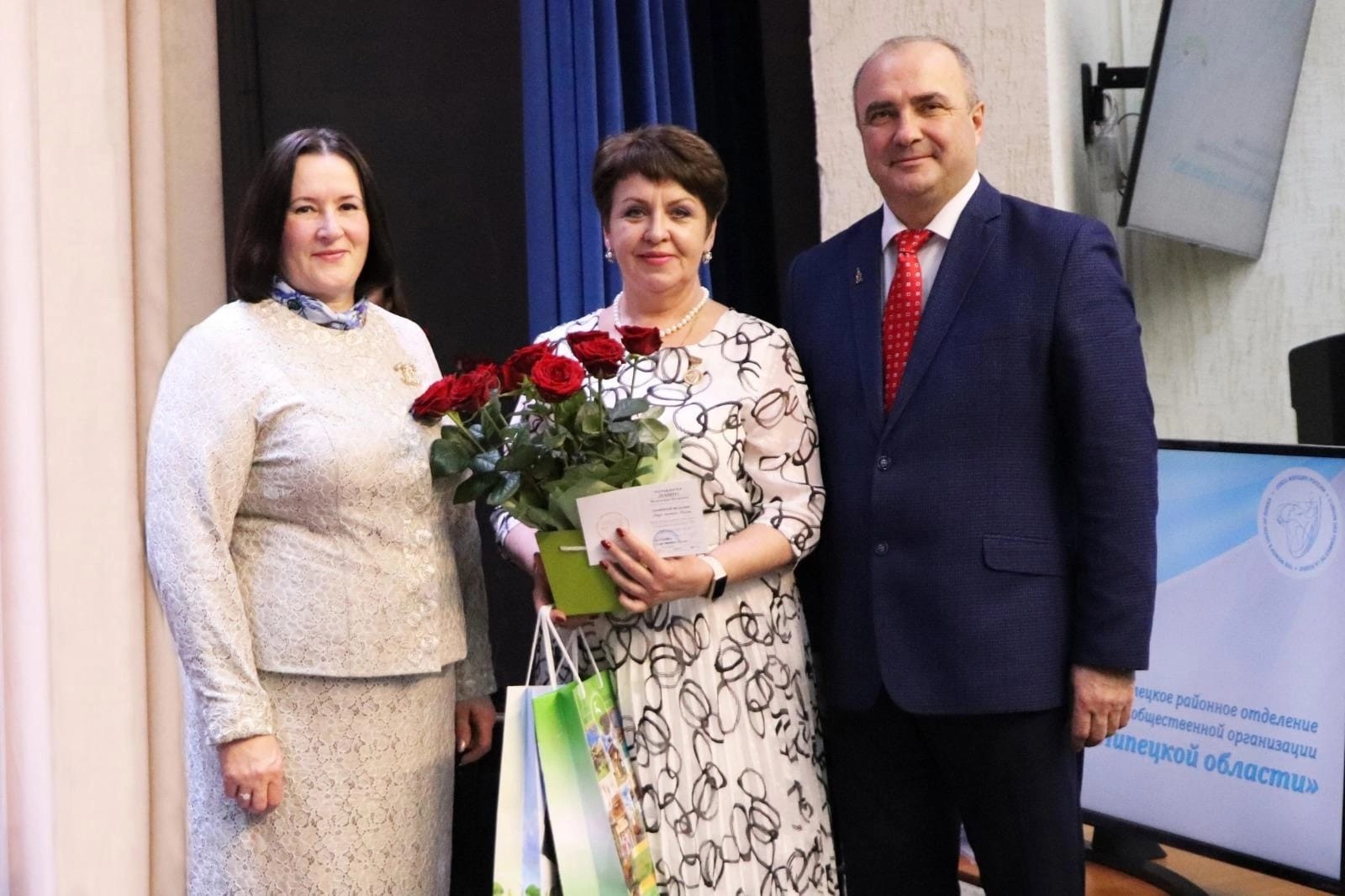 На 25 сессии Совета депутатов Елецкого района VII созыва присутствовала председатель Союза женщин Липецкой области Вера Ивановна Урываева