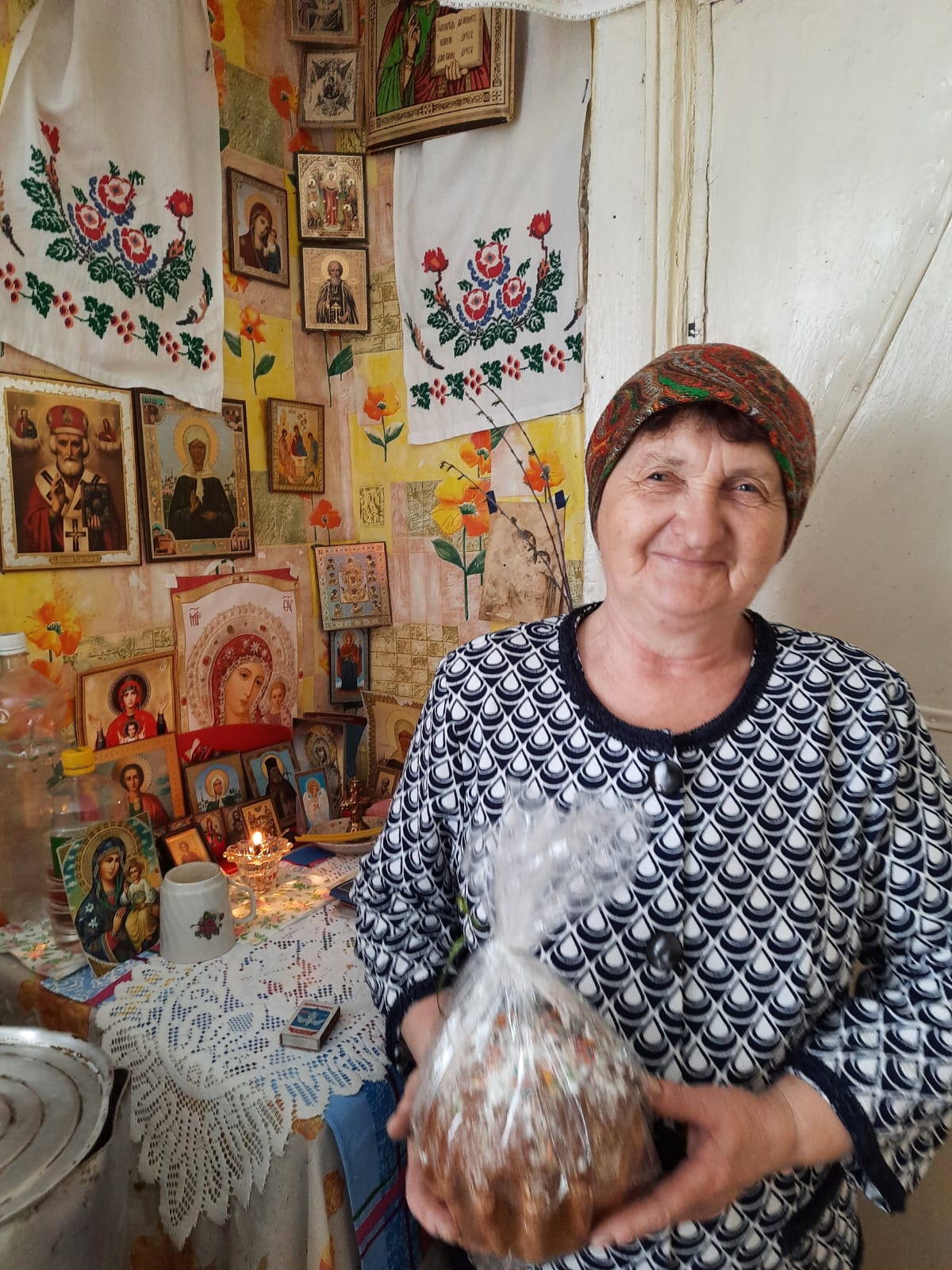 В преддверии Пасхи в Тербунском районе было организовано вручение куличей пожилым людям