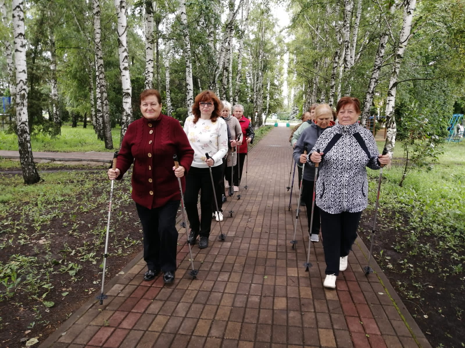 Уже давно в с. Средняя Матренка большой популярностью пользуется скандинавская ходьба