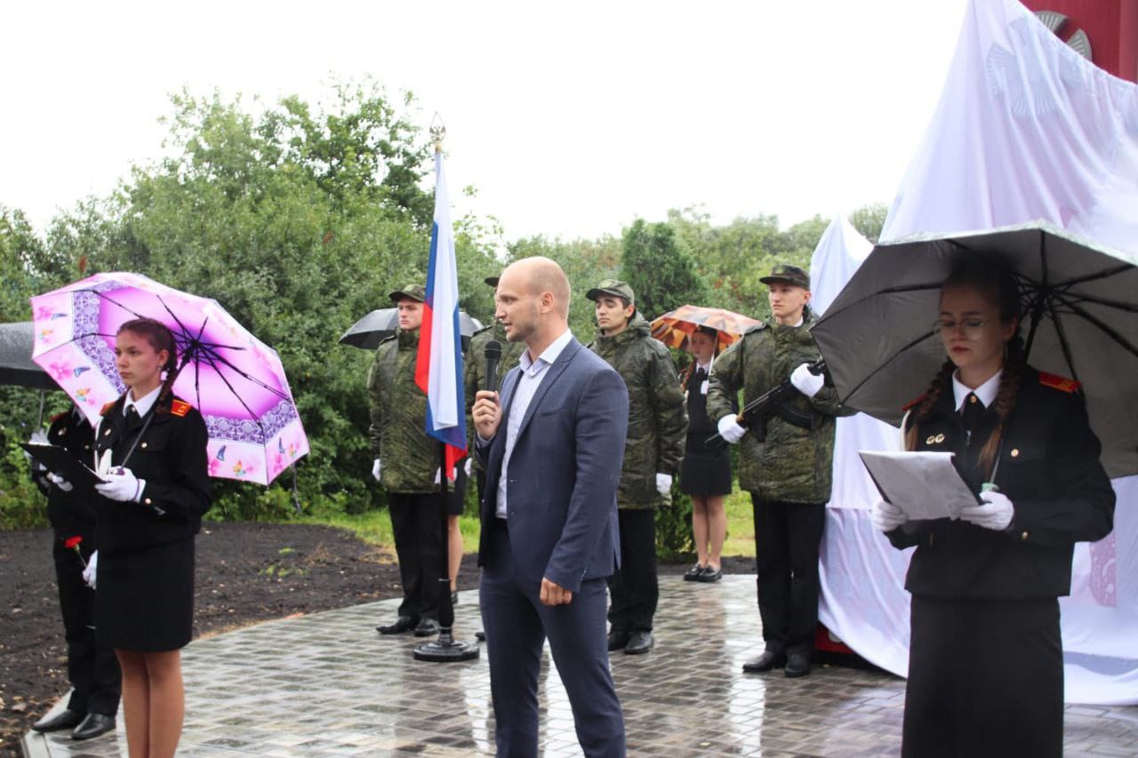 На территории корпуса Краснинской школы по улице Красноармейской состоялось торжественное открытие мемориала