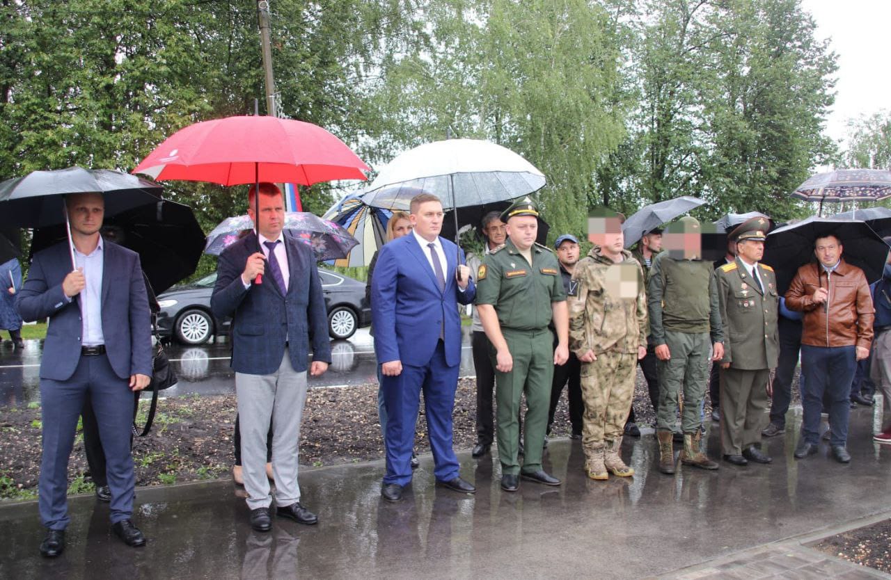На территории корпуса Краснинской школы по улице Красноармейской состоялось торжественное открытие мемориала