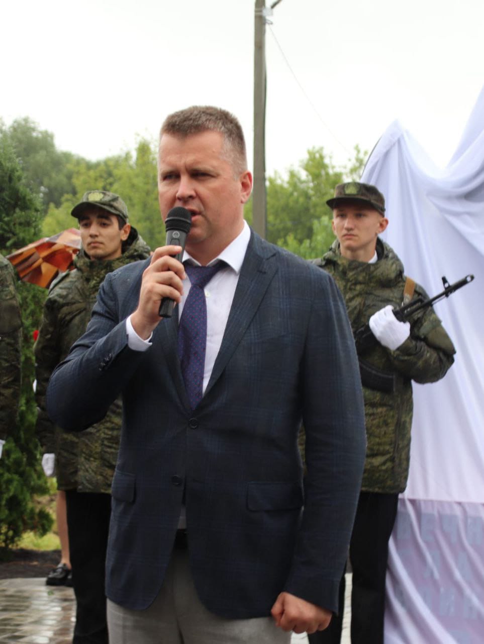 На территории корпуса Краснинской школы по улице Красноармейской состоялось торжественное открытие мемориала