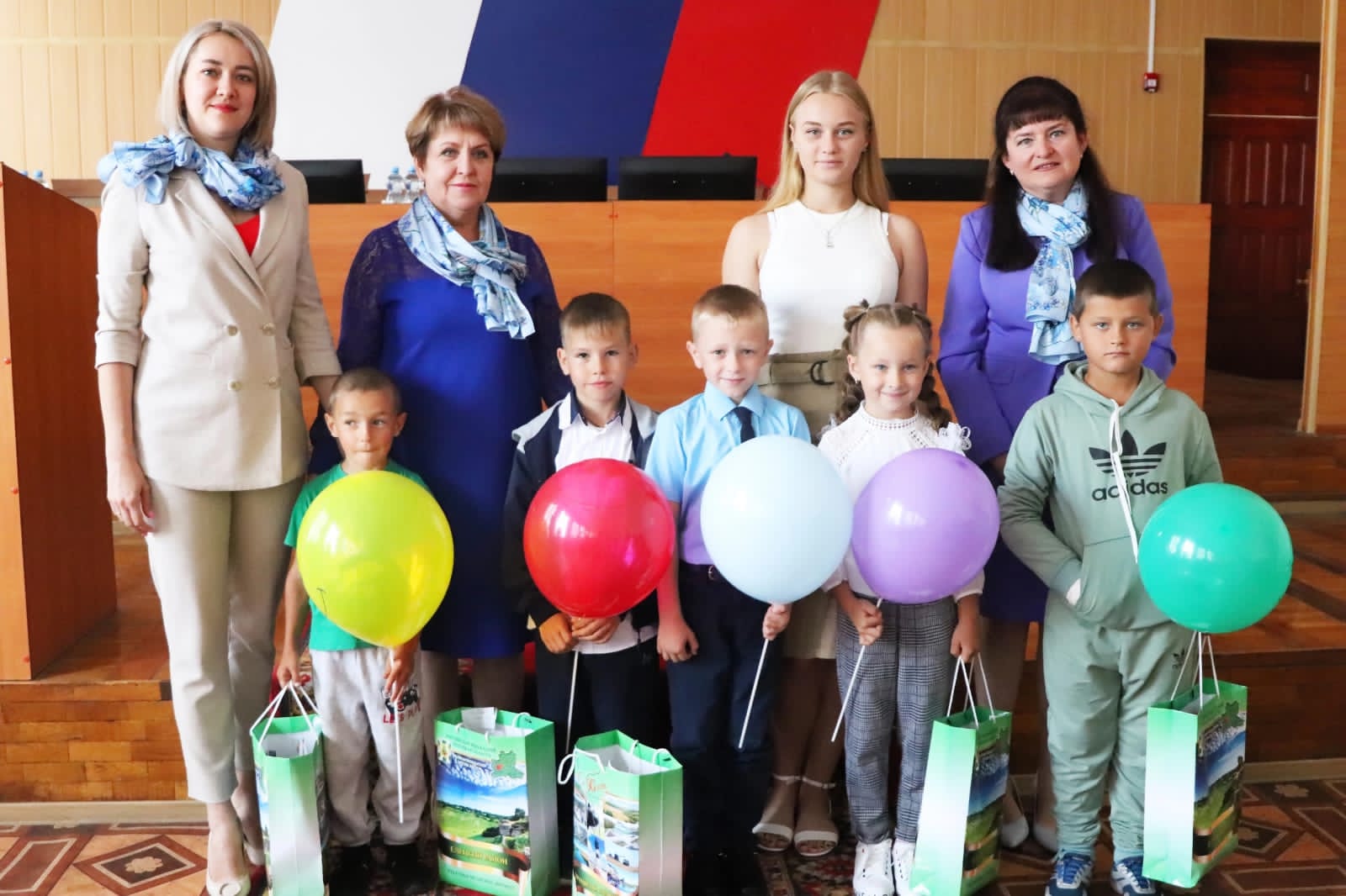 Союз женщин Елецкого района поздравил ребят с началом учебного года