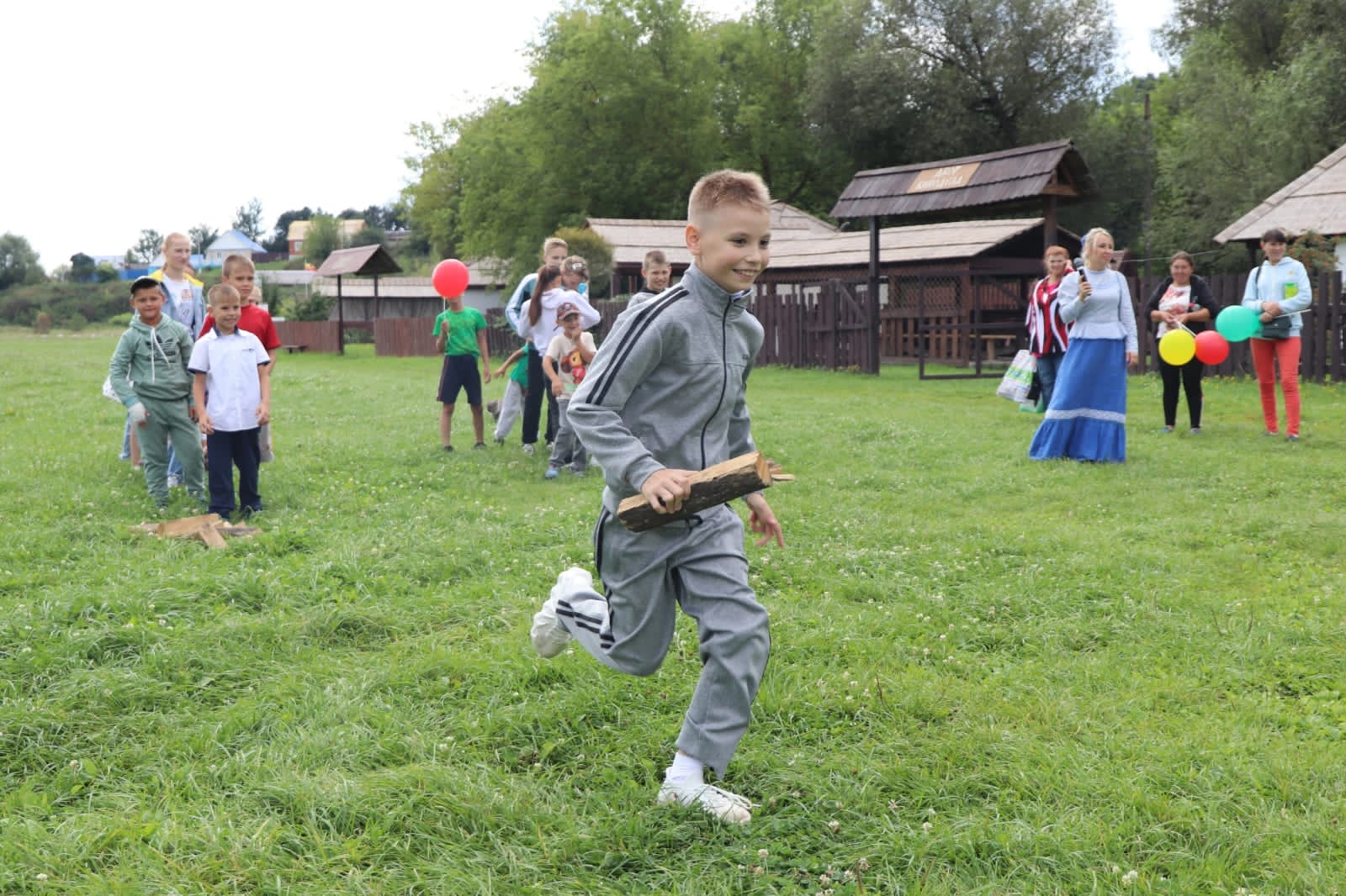 Союз женщин Елецкого района поздравил ребят с началом учебного года