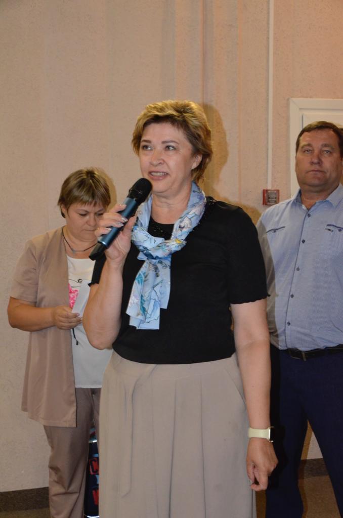 В малом зале Добринского районного Дома Культуры провели благотворительную акцию "Семья-семье"
