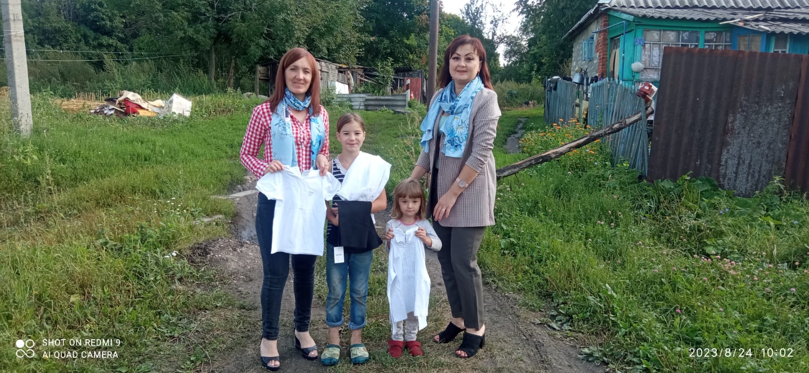 Активистки Краснинского отделения ЛООО " Союз женщин Липецкой области" помогли собрать детей к школе
