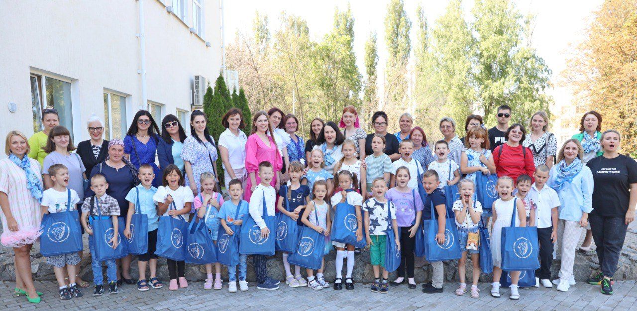 Союз женщин России по всей стране ежегодно запускает акцию «Помоги собрать ребенка в школу»