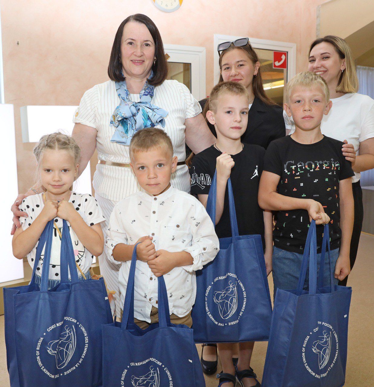 Союз женщин России по всей стране ежегодно запускает акцию «Помоги собрать ребенка в школу»