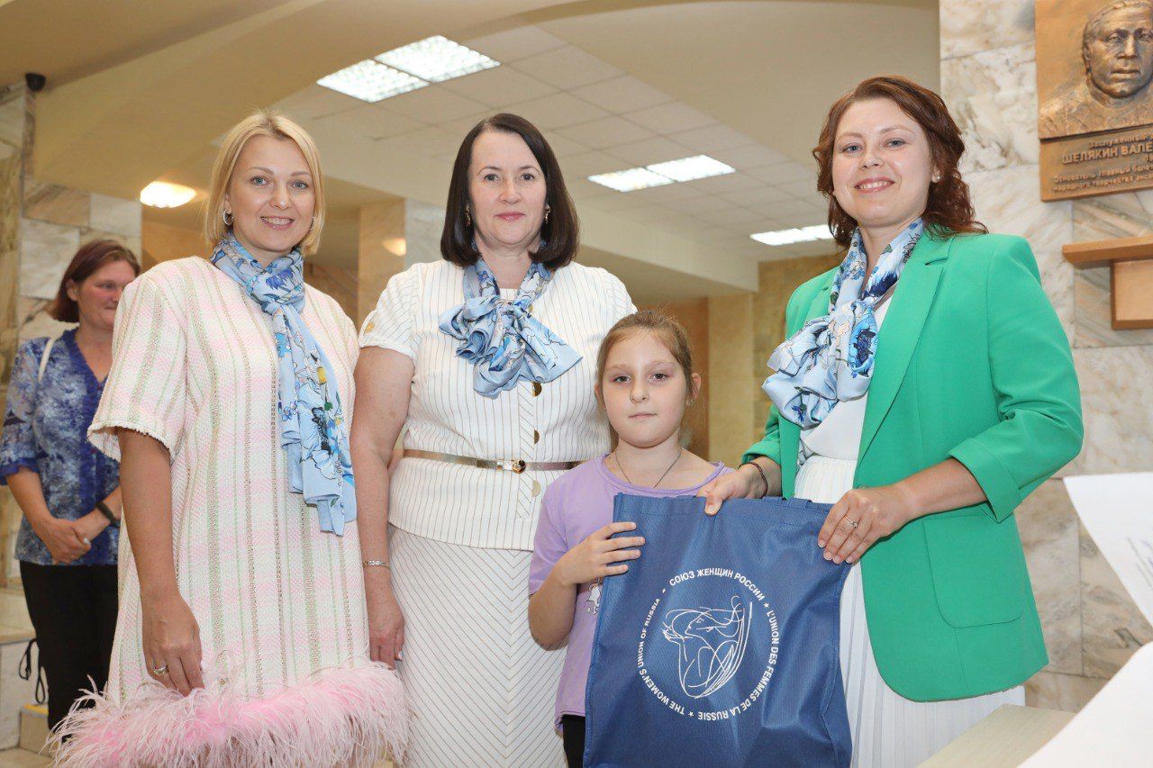 Союз женщин России по всей стране ежегодно запускает акцию «Помоги собрать ребенка в школу»