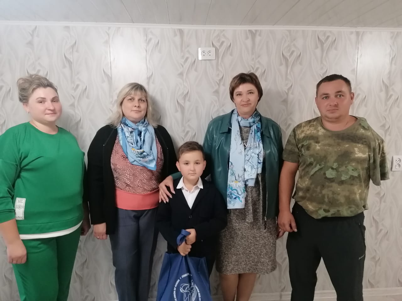 Активистки Добринского района вручили наборы школьных принадлежностей детям из семей участников СВО