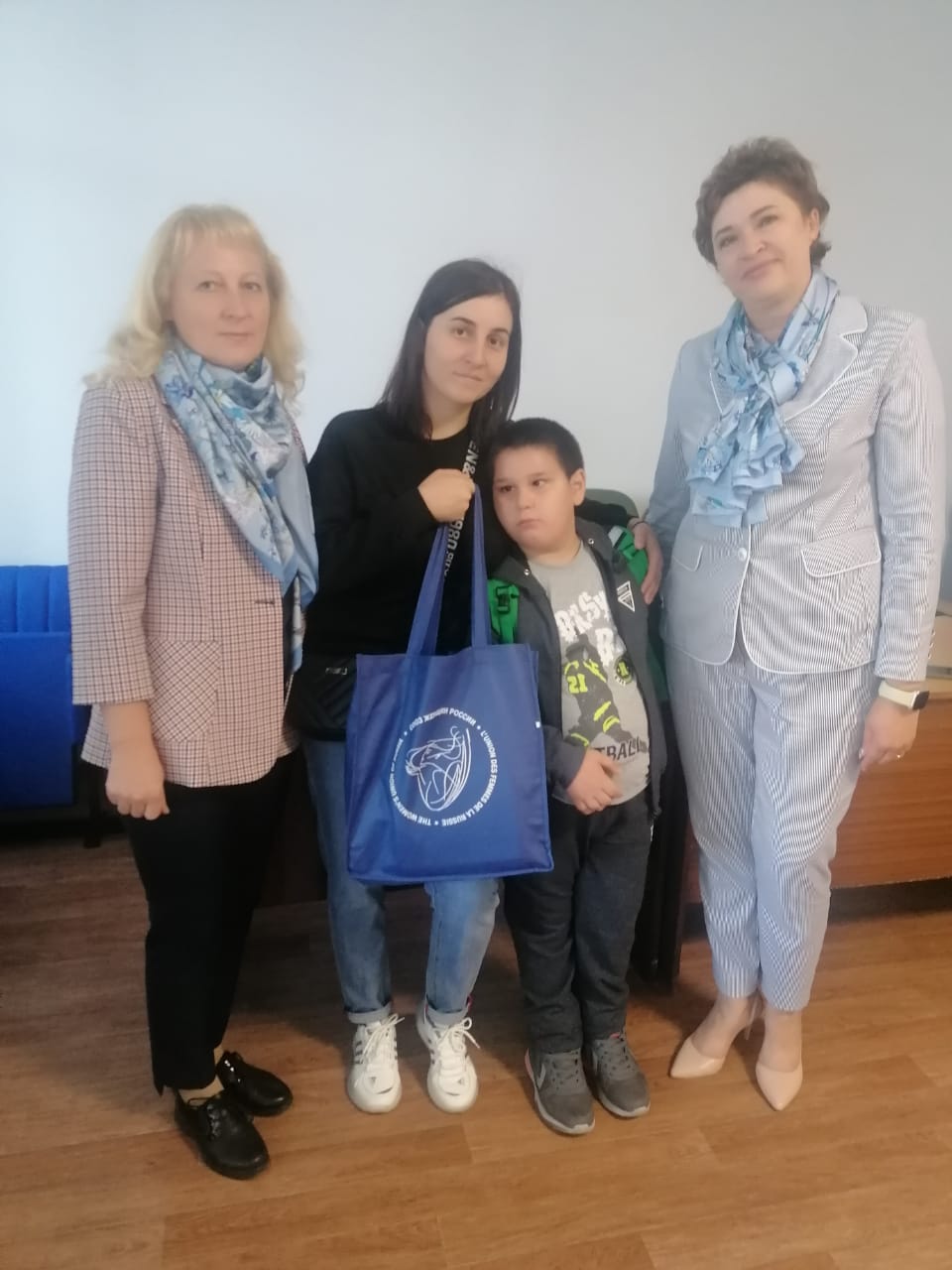 Активистки Добринского района вручили наборы школьных принадлежностей детям из семей участников СВО