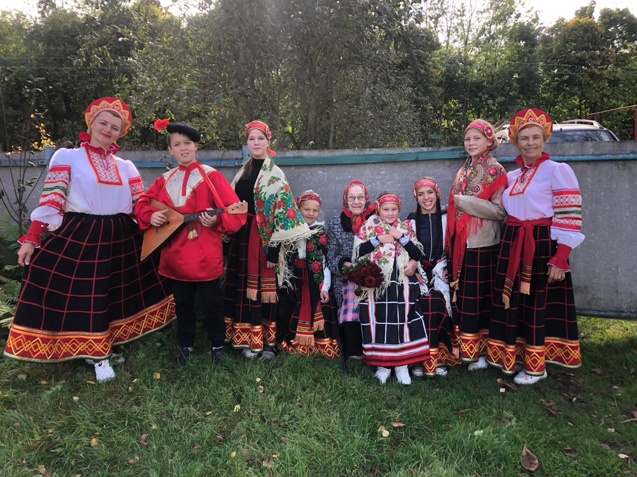 Активистки Краснинского отделения ЛООО "Союз женщин Липецкой области поздравили учителей ветеранов с профессиональным праздником