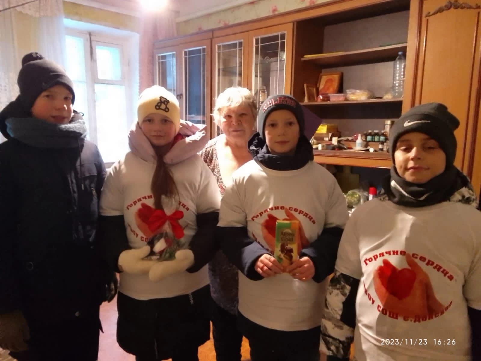 Учащиеся школ Задонского района поздравили мам, чьи сыновья являются участниками специальной военной операции