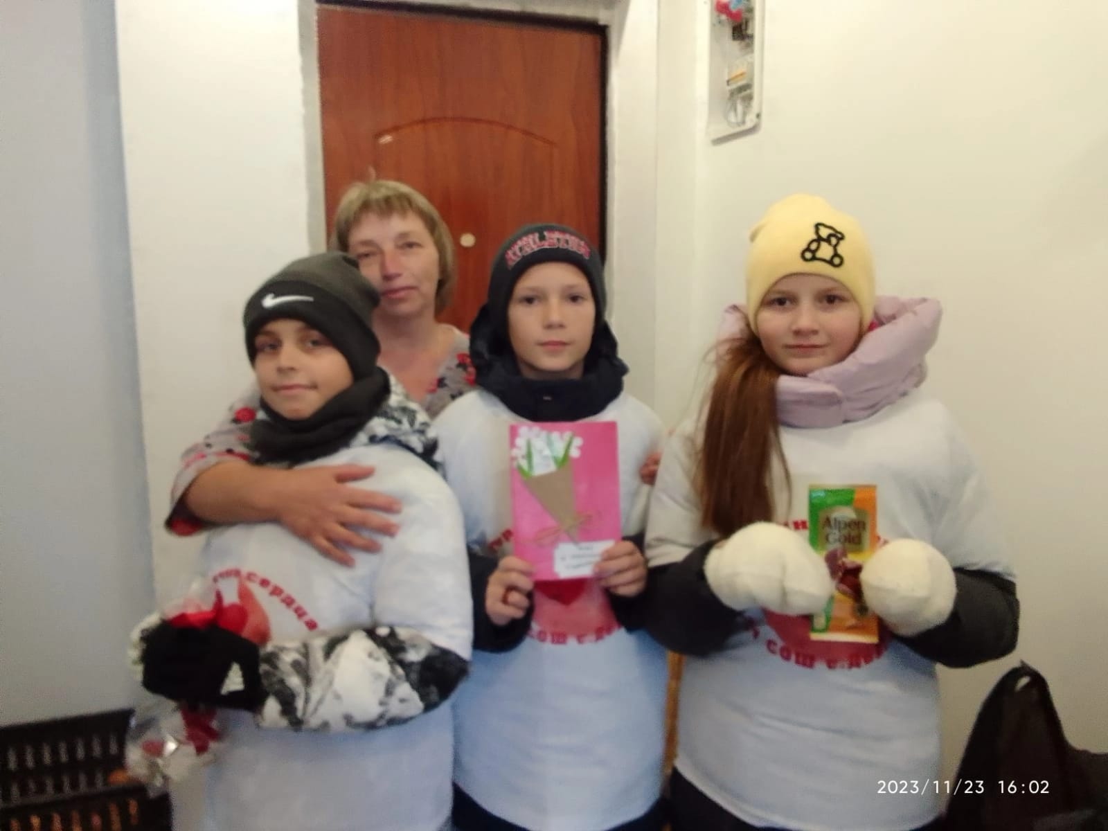 Учащиеся школ Задонского района поздравили мам, чьи сыновья являются участниками специальной военной операции