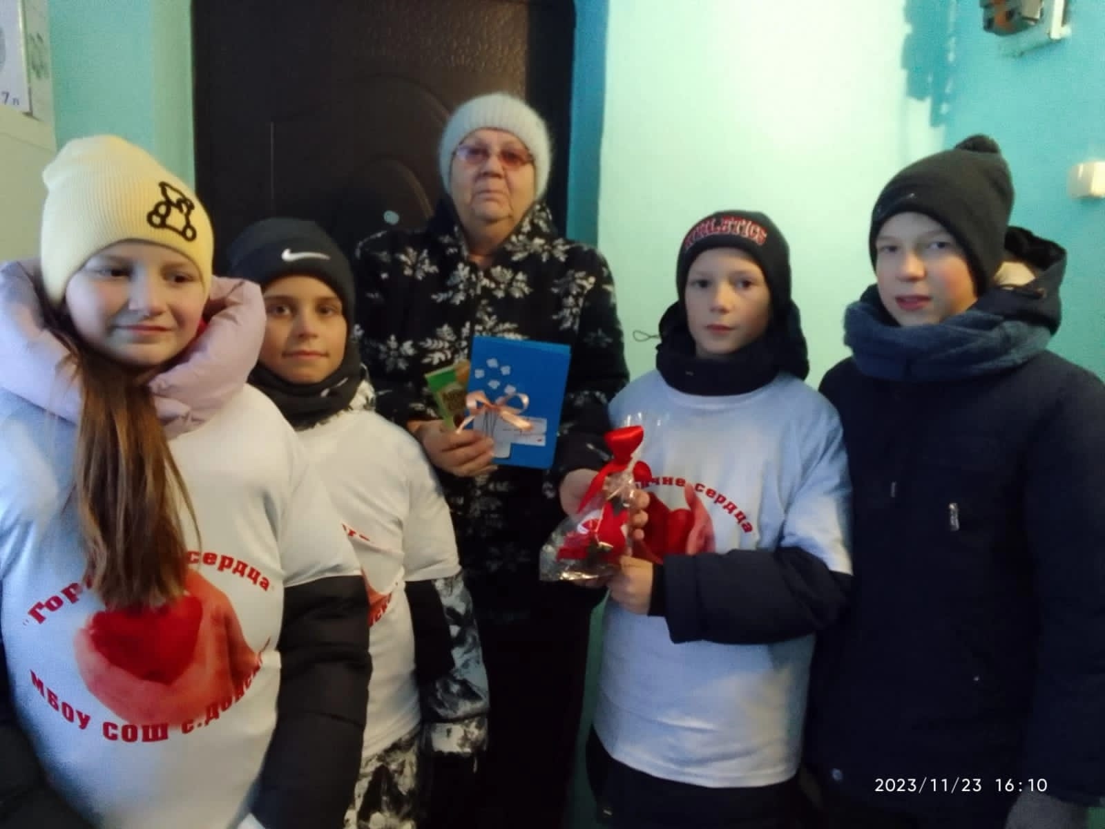 Учащиеся школ Задонского района поздравили мам, чьи сыновья являются участниками специальной военной операции