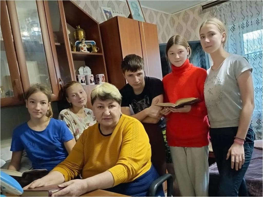 Член Союза женщин Становлянского округа Жданова Галина Ивановна, заведующая сельской библиотекой с.Соловьёво принимает участие в акции #ЧитающаяМамаСтановое и поздравляет всех мам с наступающим праздником!